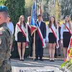 Poczet Sztandarowy VII LO przy pomniku.jpg