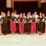 uczniowie klasy I z wychowawczynią oraz nauczycielem zajęć teatralnych.jpg