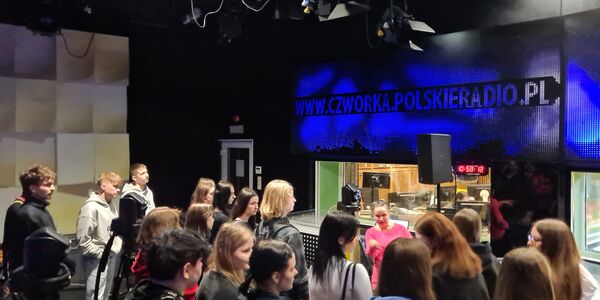 młodzież w radiowym studio.jpg