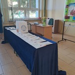 stół z dyplomami i nagrodami.jpg