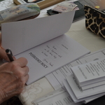 Spotkanie autroskie - poetka składjąca autograf.JPG