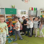 Dzieci odbierają niespodzianki.jpg