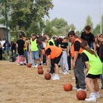 uczniowie rywalizujący w konkurencji sportowej.jpg