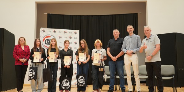 laureaci konkursu z jury.jpg