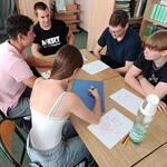 uczniowie wykonujący zadanie.jpg