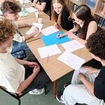 uczniowie robiący zadanie.jpg