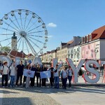 uczniowie na tle napisu Białystok.jpg