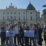uczniowie zwiedzający miasto.jpg