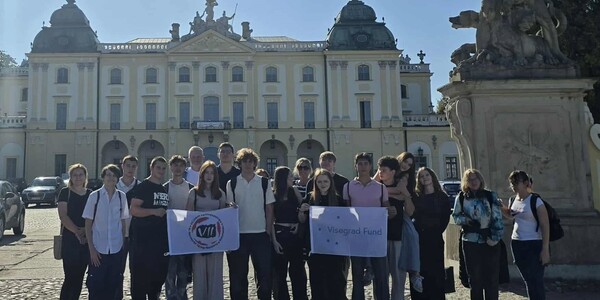 uczniowie zwiedzający miasto.jpg
