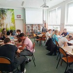 grupa uczniów wykonująca zadanie.jpg