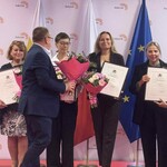 wręczenie kwiatów nagrodzonym nauczycielkom.jpg