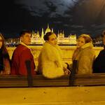 uczniowie na tle nocnej panoramy miasta.jpg