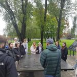 uczestnicy wycieczki z przewodnikiem.jpg