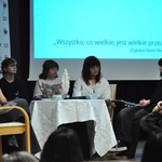 uczniowie biorący udział w akademii.JPG