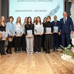 uzdolnieni uczniowie z panem Wicedyrektorem.jpg