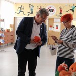 Pan Dyrektor_ uczennica oraz opiekunka SU.jpg