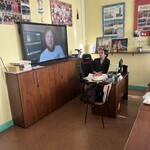 nauczycielka oglądająca wspomnienia absolwentów.jpg