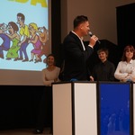 prowadzący teleturniej z uczniami.jpg