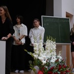 uczniowie biorący udział w teleturnieju.jpg