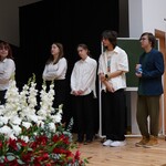 uczniowie biorący udział w grze familjada.jpg