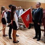 poczet sztandarowy_ dyrektor VII LO i Pani Podlaski Kurator Oświaty.jpg