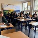 uczniowie klasy 3 oraz prowadząca warsztaty.jpg