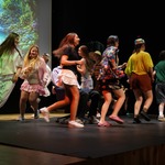 grupa teatralna na scenie.jpg