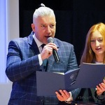przewodnicząca SU i wicedyrektor VII LO.jpg