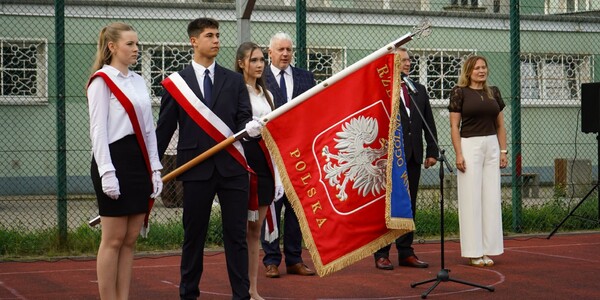 poczet sztandarowy VII LO.jpg