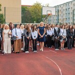 uczniowie z wychowawcami.jpg