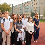 uczniowie z wychowawczynią.jpg