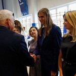 wyróżniony uczeń z wychowawczynią.jpg