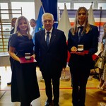 Pan Prezydent z nagrodzonym uczniem i nauczycielką.jpg