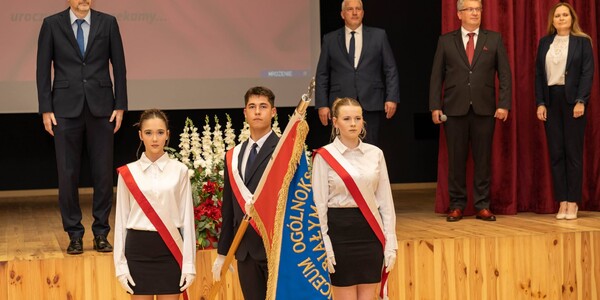 Poczet Sztandarowy i Dyrekcja VII LO.jpg